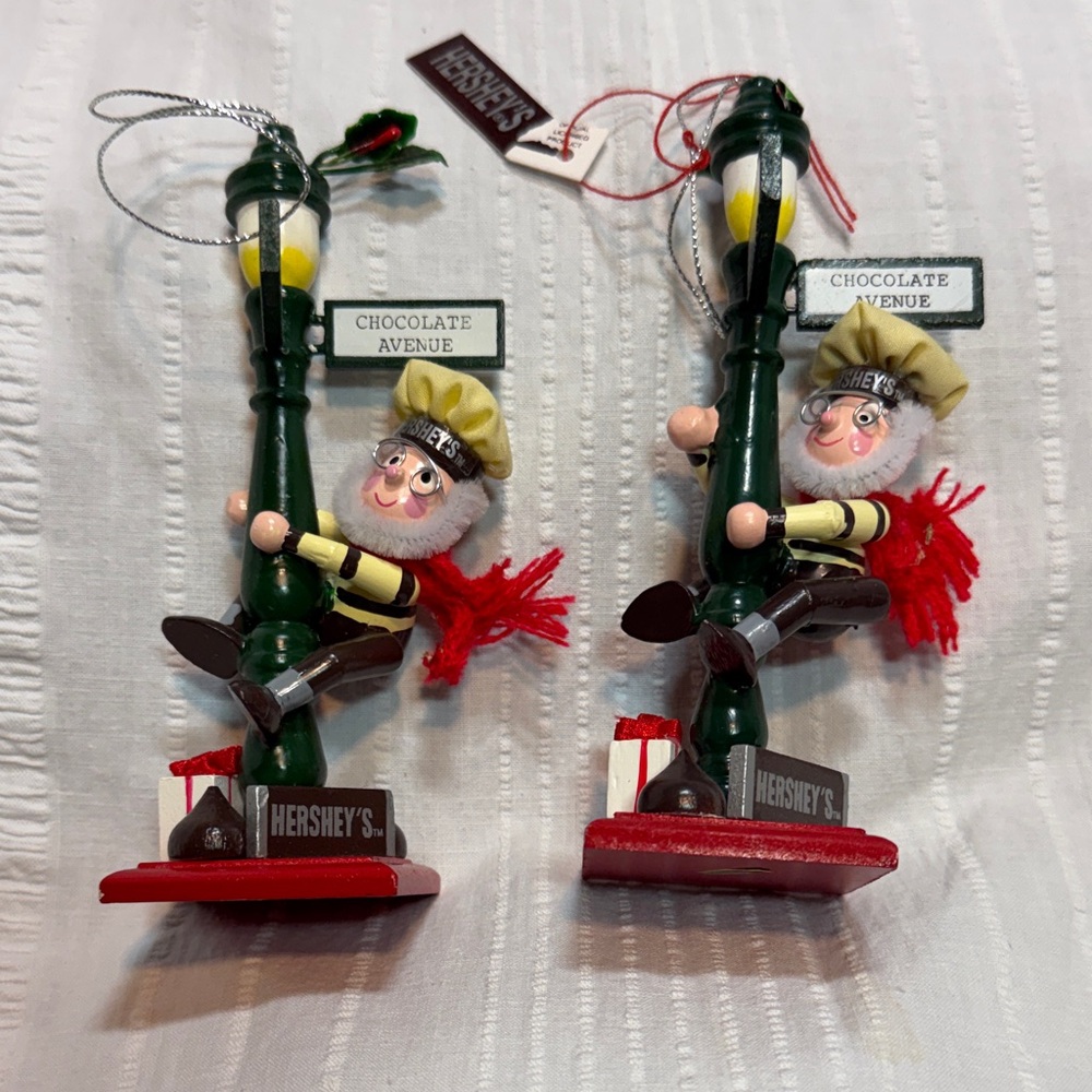 NWT Hershey’s Chocolate Avenue Santa’s Elves Holiday Lamp Post Wooden Ornaments